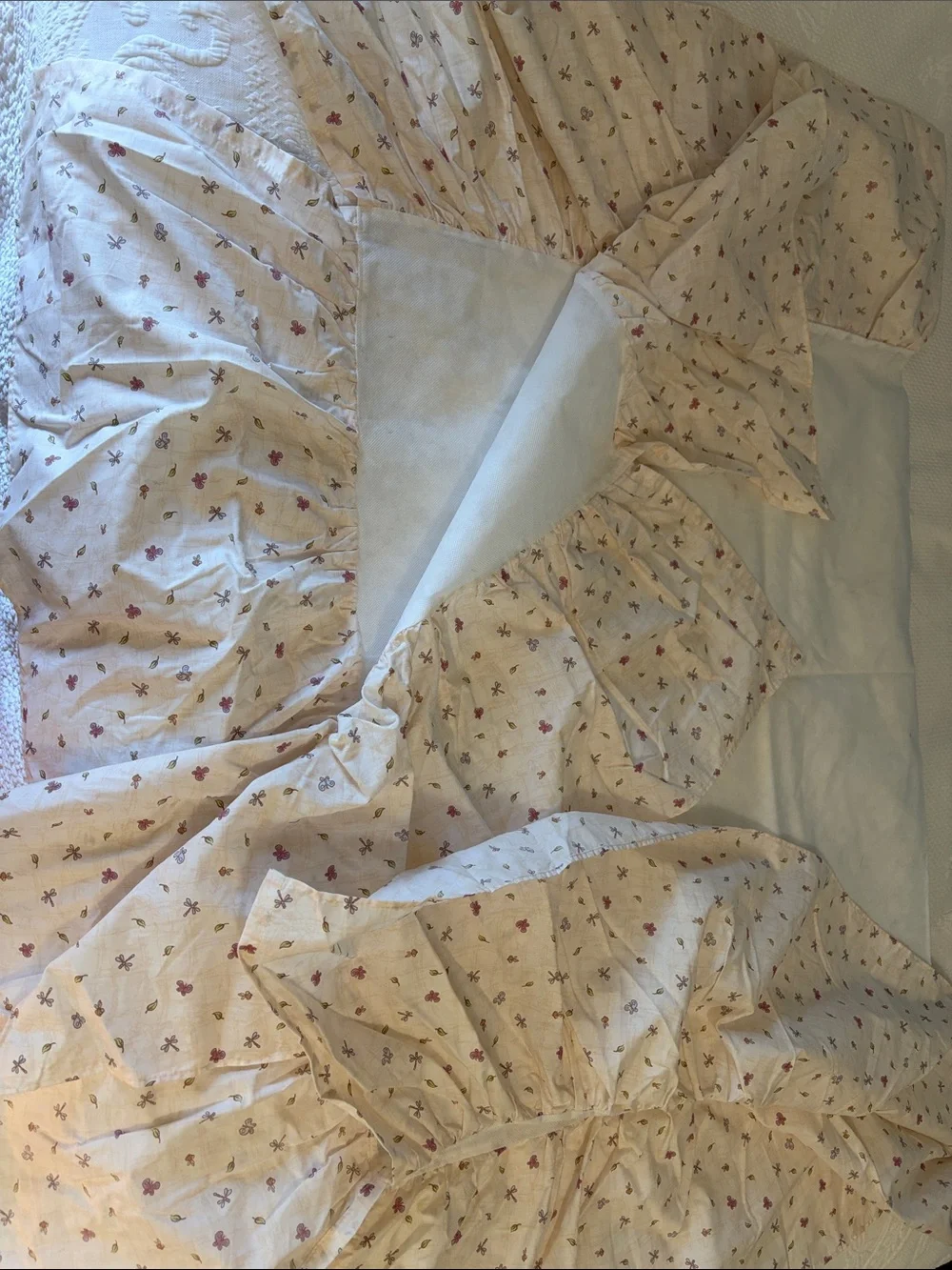 Set of Pooh bedding, crib sheet and dust ruffle